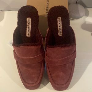 Brand new ladies slip on fleeced lined slippers by Lucky Brand in burgundy